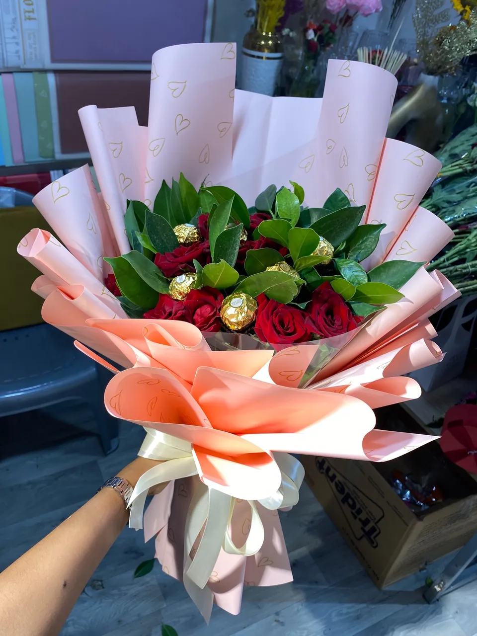 Amour & Chocolat – Bouquet rouge gourmand, vue principale, fleurs rouges fraîches, feuillage vert et chocolats