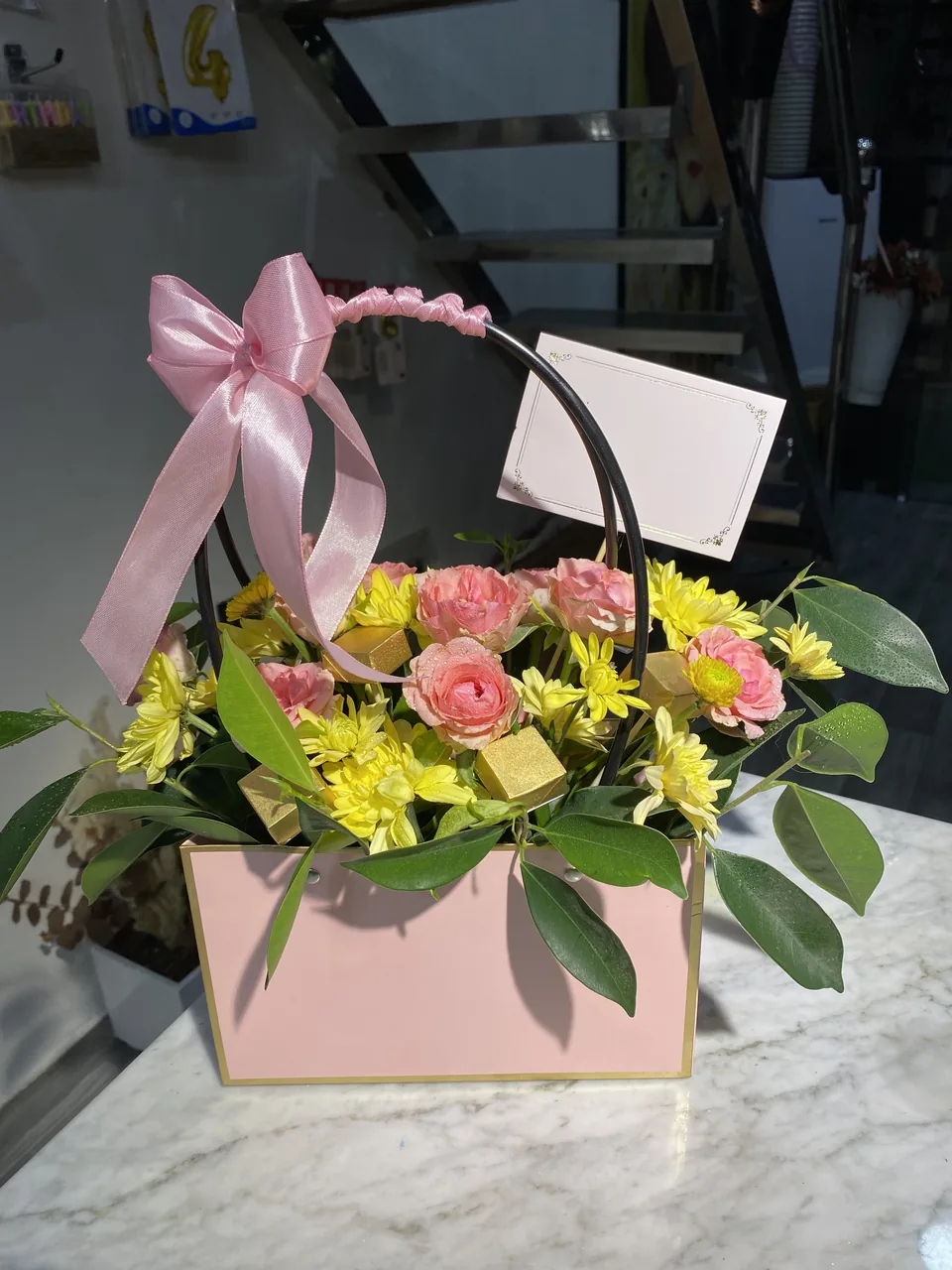 Basket of Joy – Panier fleuri rose & jaune, vue principale, roses et fleurs variées présentées dans un panier décoratif