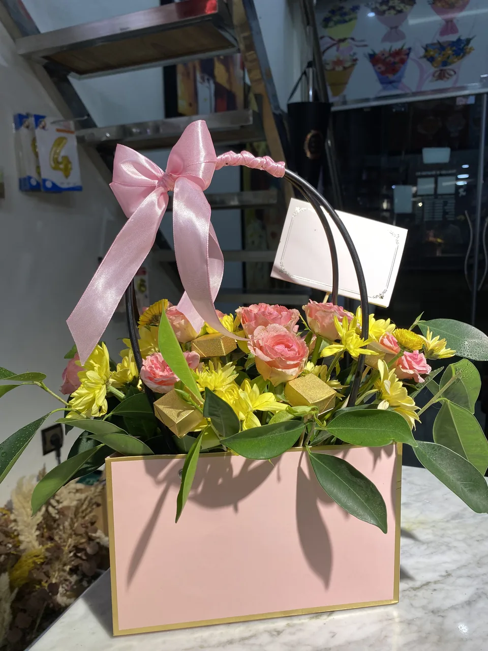 Basket of Joy – Panier fleuri rose & jaune, vue rapprochée, roses et fleurs variées présentées dans un panier décoratif