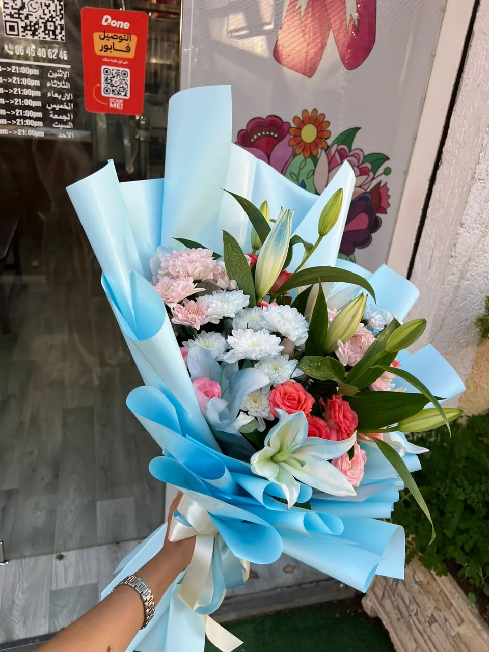 Blueberry – Bouquet bleu, rose & blanc, vue rapprochée, roses, lys, chrysanthèmes et fleurs décoratives bleues