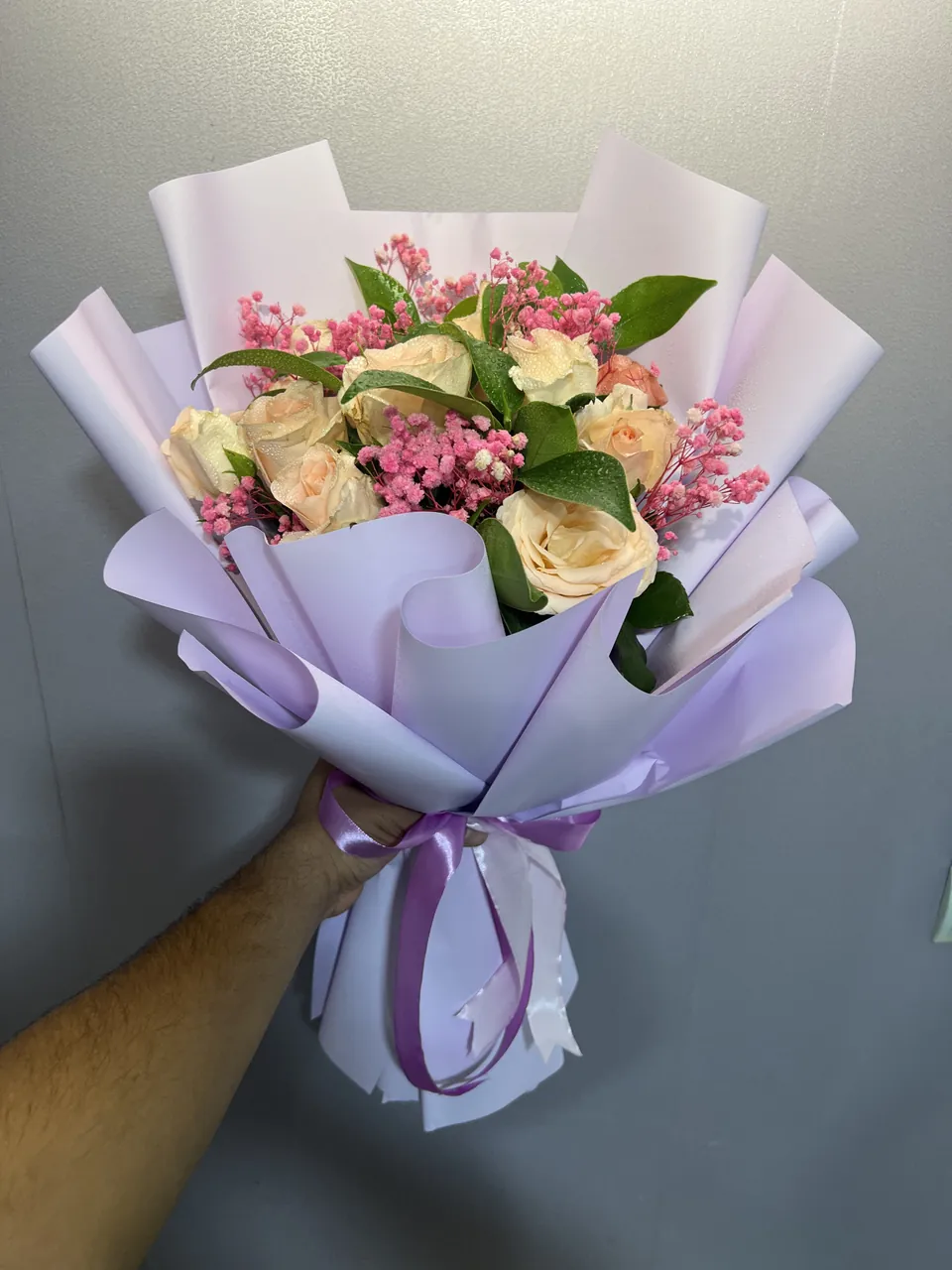 Douceur Mauve – Bouquet pastel saumon, vue principale, fleurs saumonées, gypsophile rose et verdure