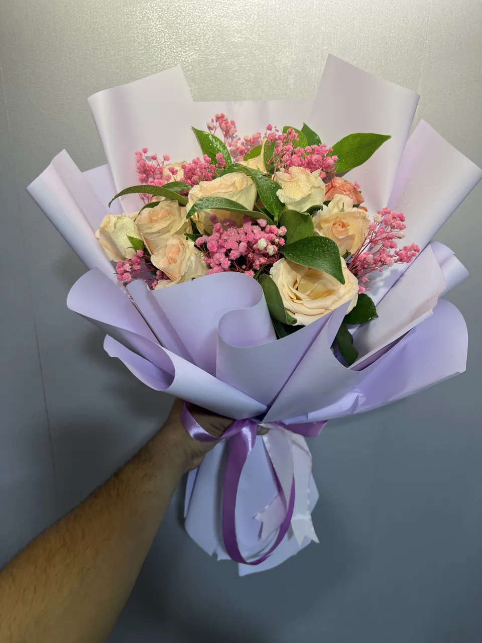 Douceur Mauve – Bouquet pastel saumon, vue rapprochée, fleurs saumonées, gypsophile rose et verdure
