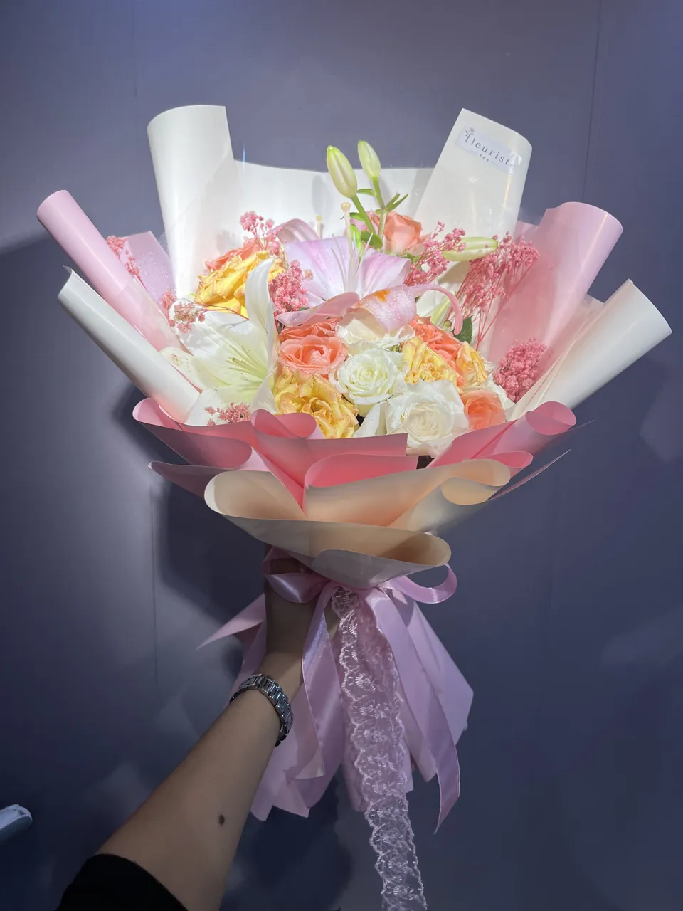 Douceur Rosée – Bouquet roses & lys, vue principale, roses blanches, jaunes et roses avec lys roses