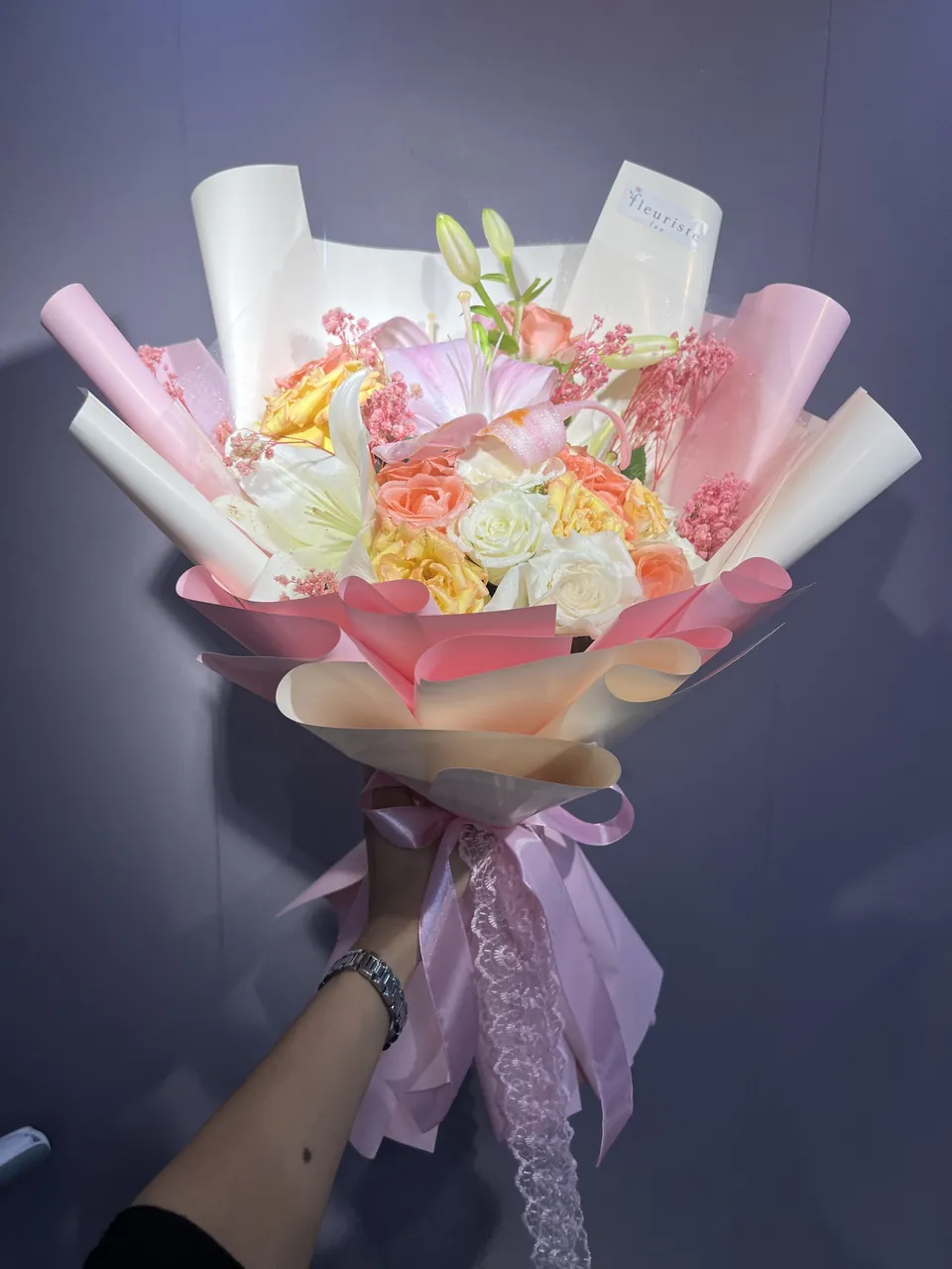 Douceur Rosée – Bouquet roses & lys, vue rapprochée, roses blanches, jaunes et roses avec lys roses