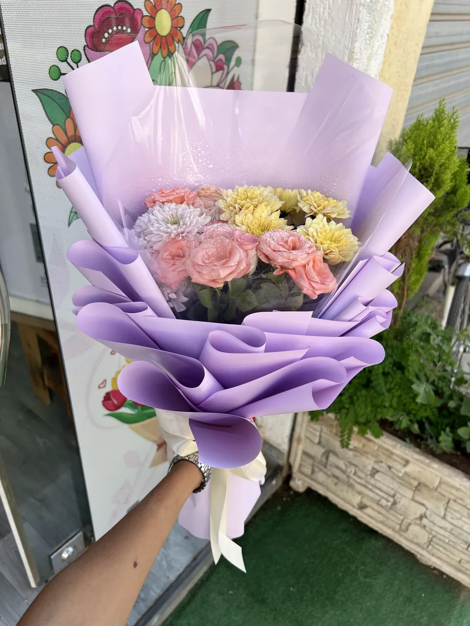 Élégance Minimaliste – Bouquet rose & lys – Vue principale Élégance Minimaliste – Bouquet rose & lys, vue principale, roses roses, lys et fleurs jaunes et blanches