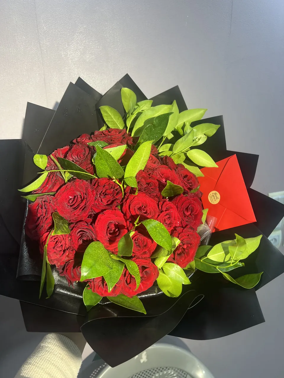 Élégance Rouge – Bouquet de roses rouges, vue principale, roses rouges fraîches et feuillage vert