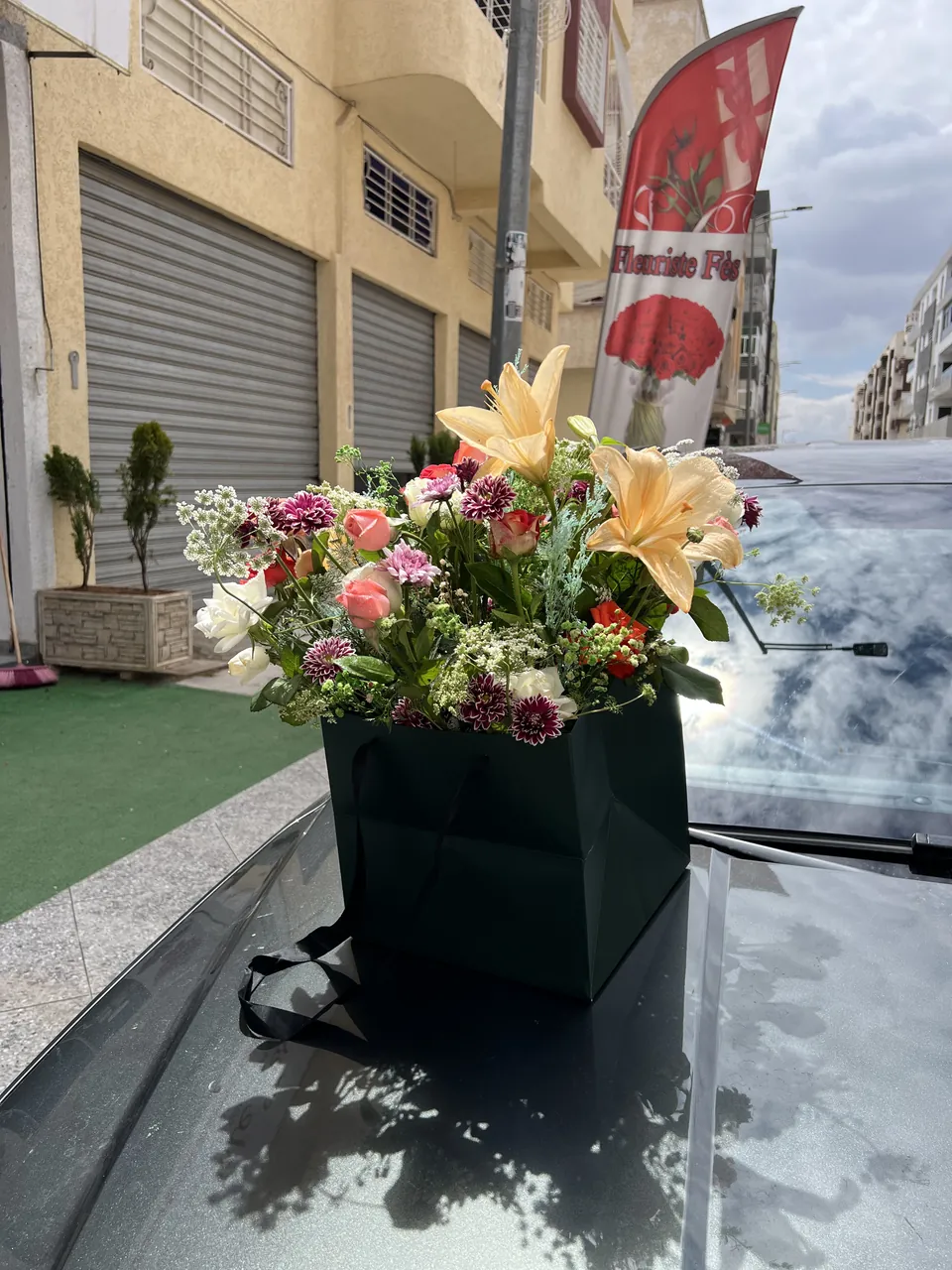 Émeraude Florale – Box de fleurs naturelles, vue principale, mélange généreux de fleurs fraîches et naturelles dans une grande boîte carrée