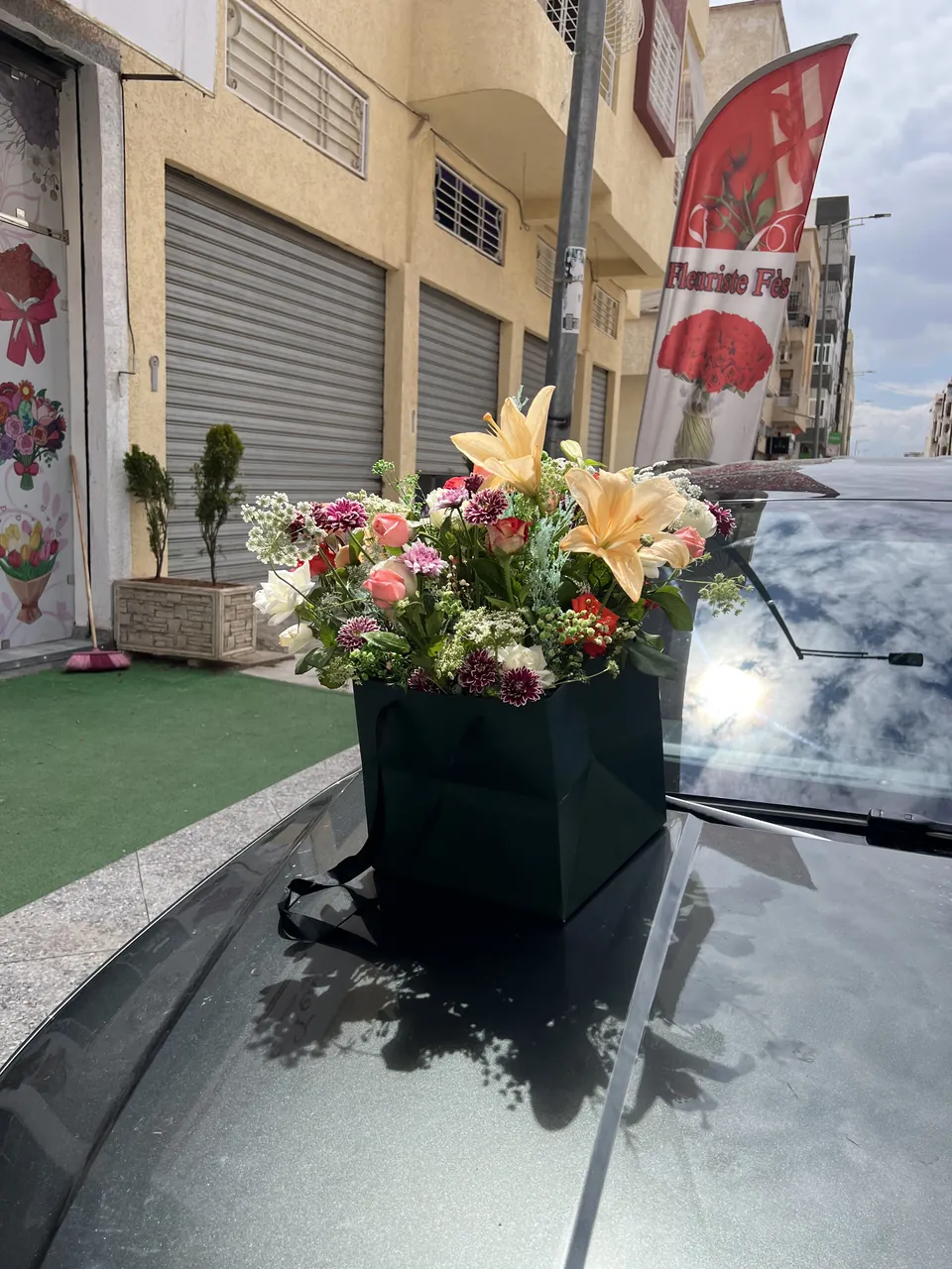 Émeraude Florale – Box de fleurs naturelles, vue rapprochée, mélange généreux de fleurs fraîches et naturelles dans une grande boîte carrée