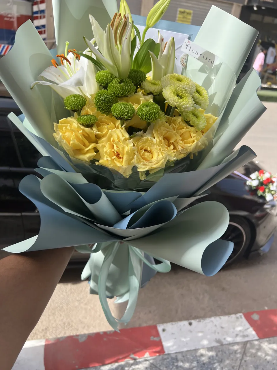 Évasion Aquatique – Bouquet bleu, jaune & blanc, vue principale, lys blancs, roses jaunes et fleurs jaunes et vertes