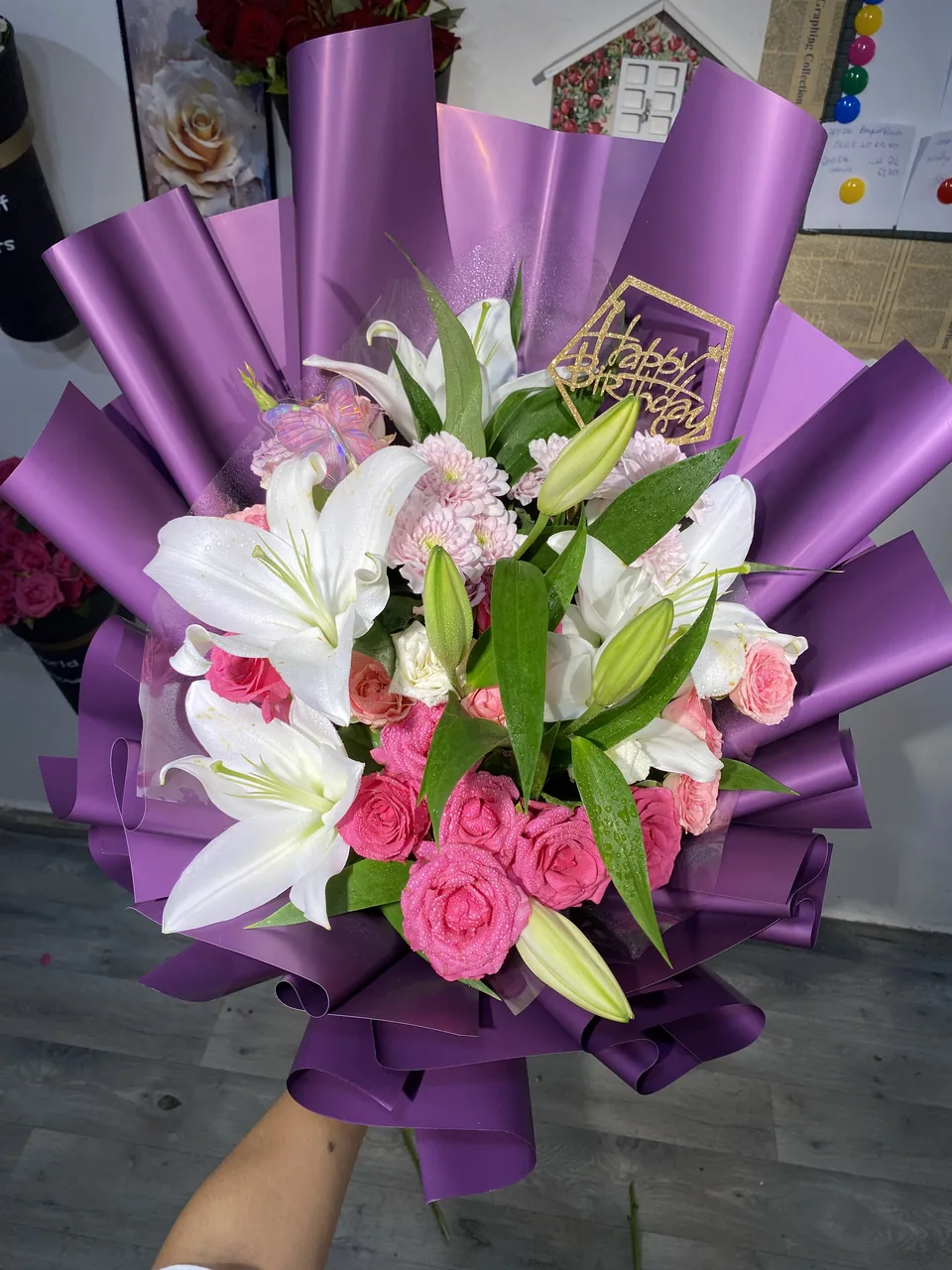 Feliz Cumpleaños – Bouquet rose & mauve, vue principale, roses, lys et chrysanthèmes aux teintes pastel