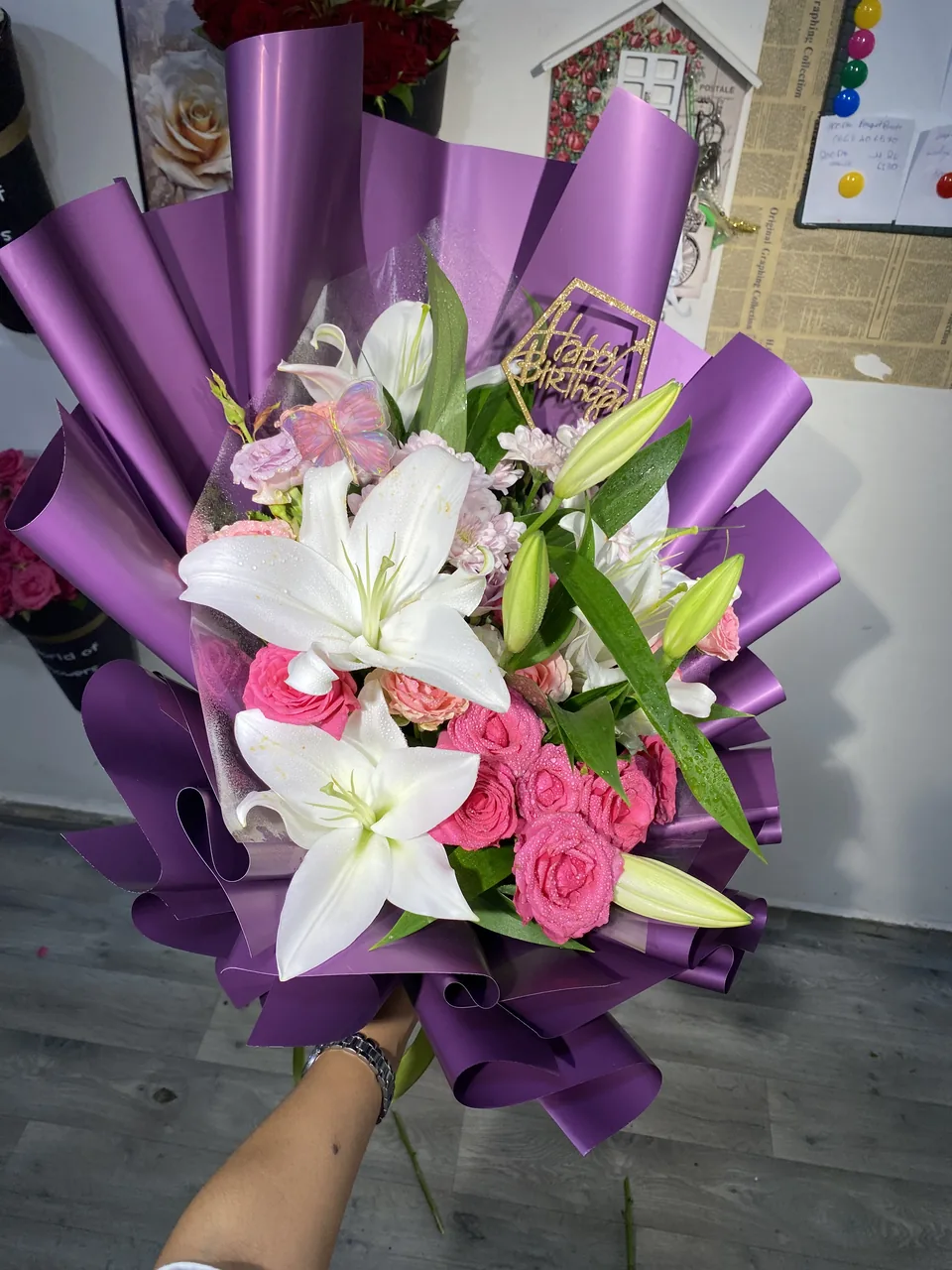 Feliz Cumpleaños – Bouquet rose & mauve, vue rapprochée, roses, lys et chrysanthèmes aux teintes pastel