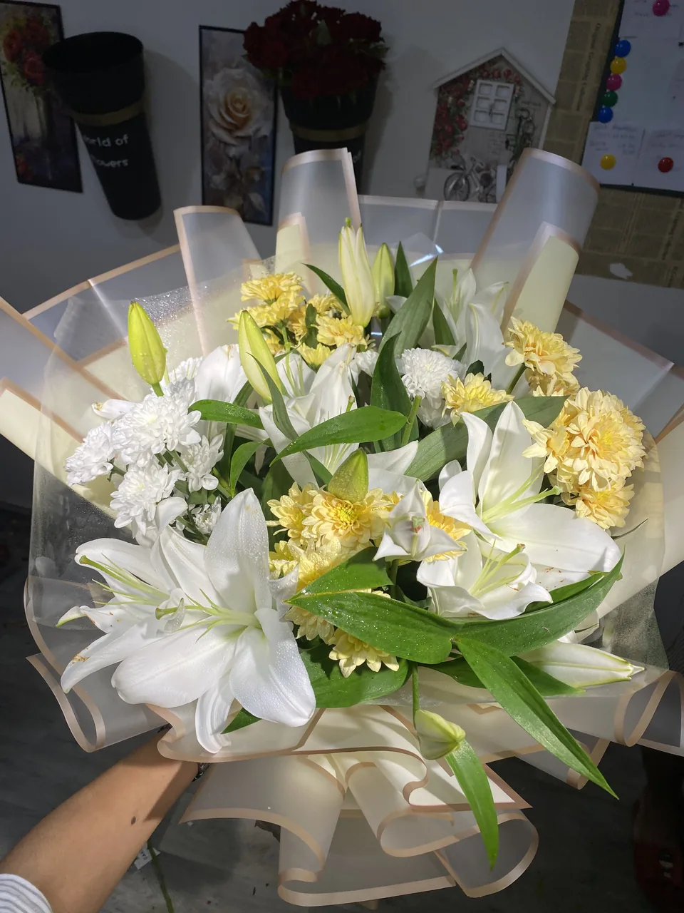 Giallo Burro – Bouquet jaune & blanc, vue principale, chrysanthèmes jaunes et blancs avec lys blancs