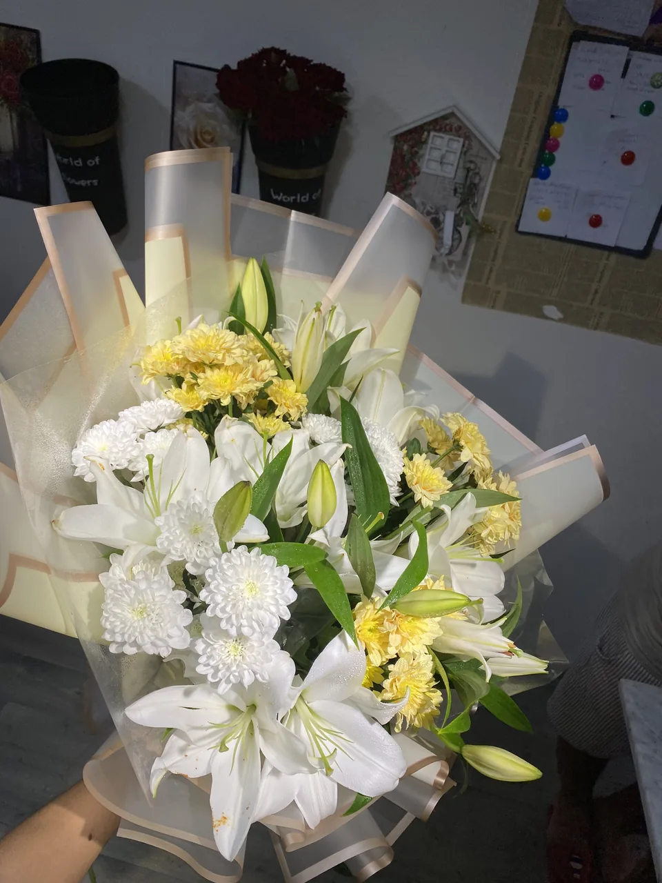 Giallo Burro – Bouquet jaune & blanc, vue rapprochée, chrysanthèmes jaunes et blancs avec lys blancs