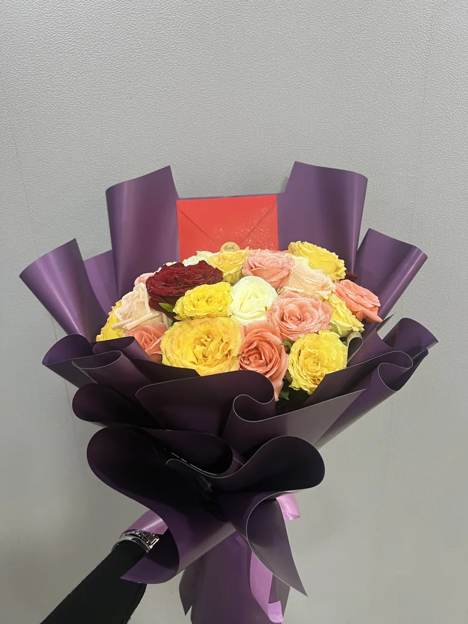 Jardin Coloré – Bouquet multicolore, vue principale, roses et fleurs fraîches variées dans un emballage violet