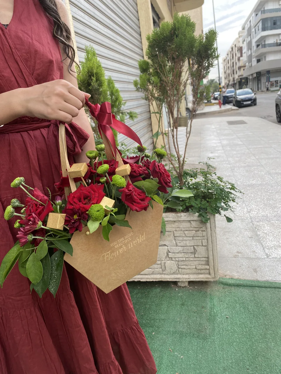 Jardin de Paris – Roses rouges & fleurs vertes, vue principale, roses rouges et fleurs vertes dans une présentation kraft