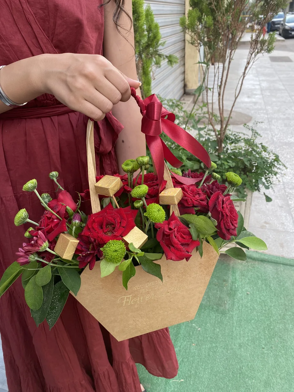 Jardin de Paris – Roses rouges & fleurs vertes, vue rapprochée, roses rouges et fleurs vertes dans une présentation kraft