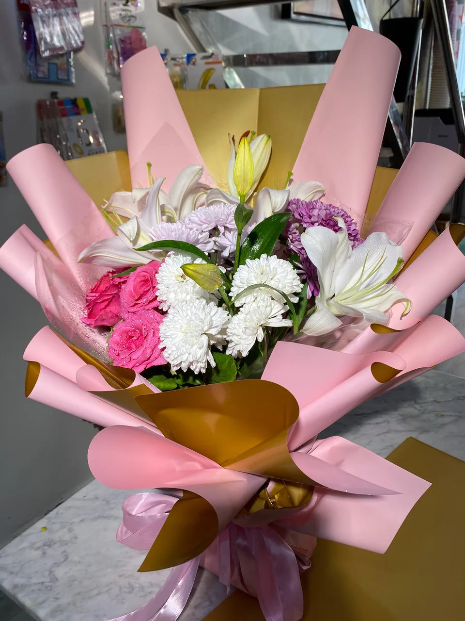 Krizantemler – Bouquet rose & blanc – Vue principale Krizantemler – Bouquet rose & blanc, vue principale, roses roses et blanches, lys et chrysanthèmes