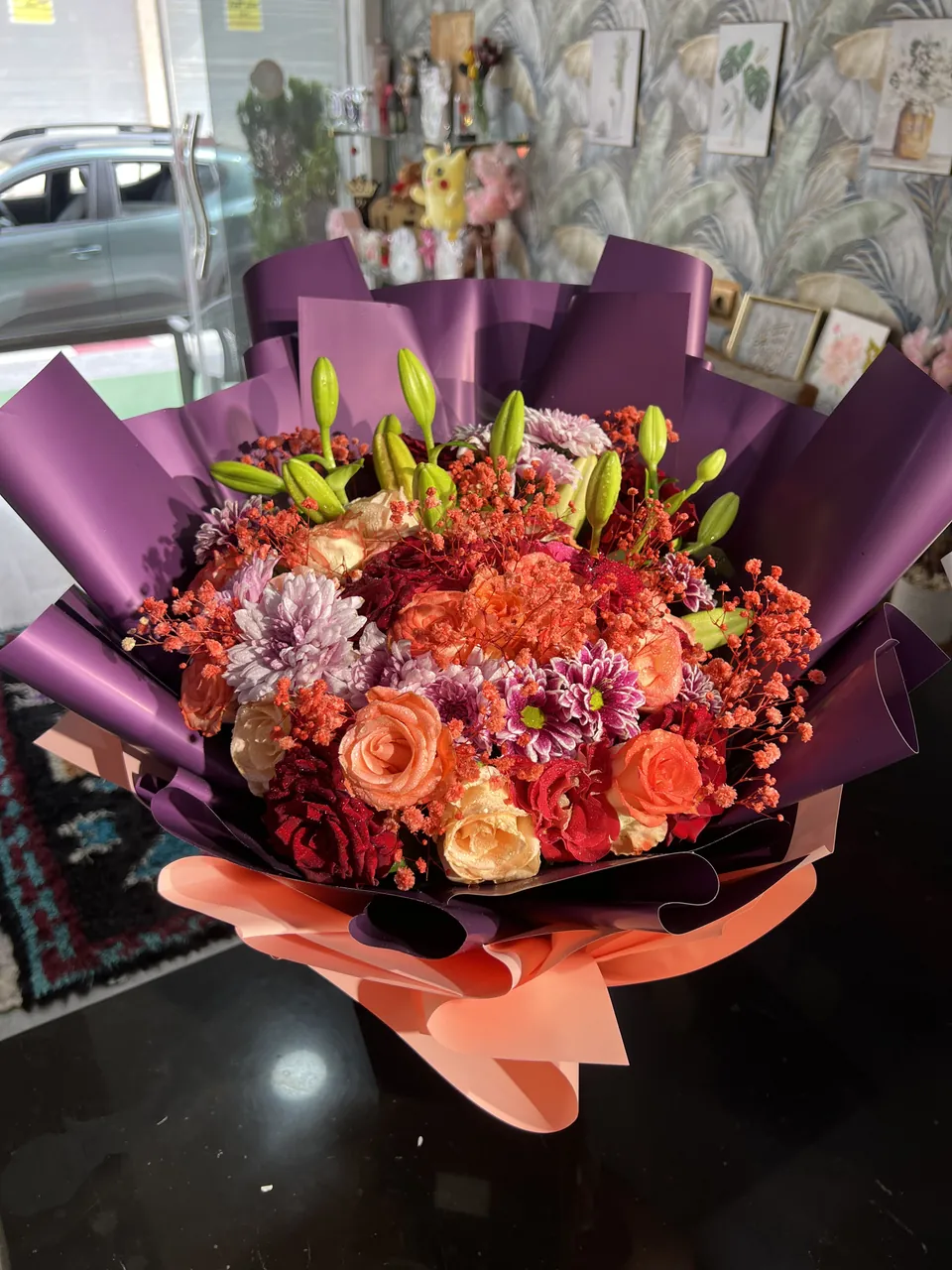 Lavande Passion – Bouquet violet & multicolore, vue principale, roses colorées, lys et fleurs variées avec feuillage violet
