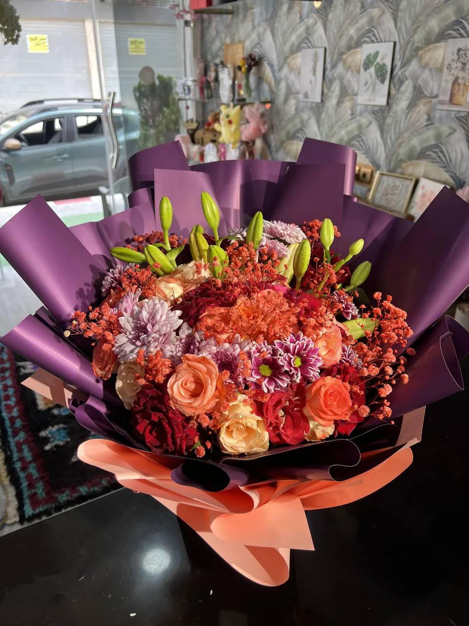 Lavande Passion – Bouquet violet & multicolore, vue rapprochée, roses colorées, lys et fleurs variées avec feuillage violet