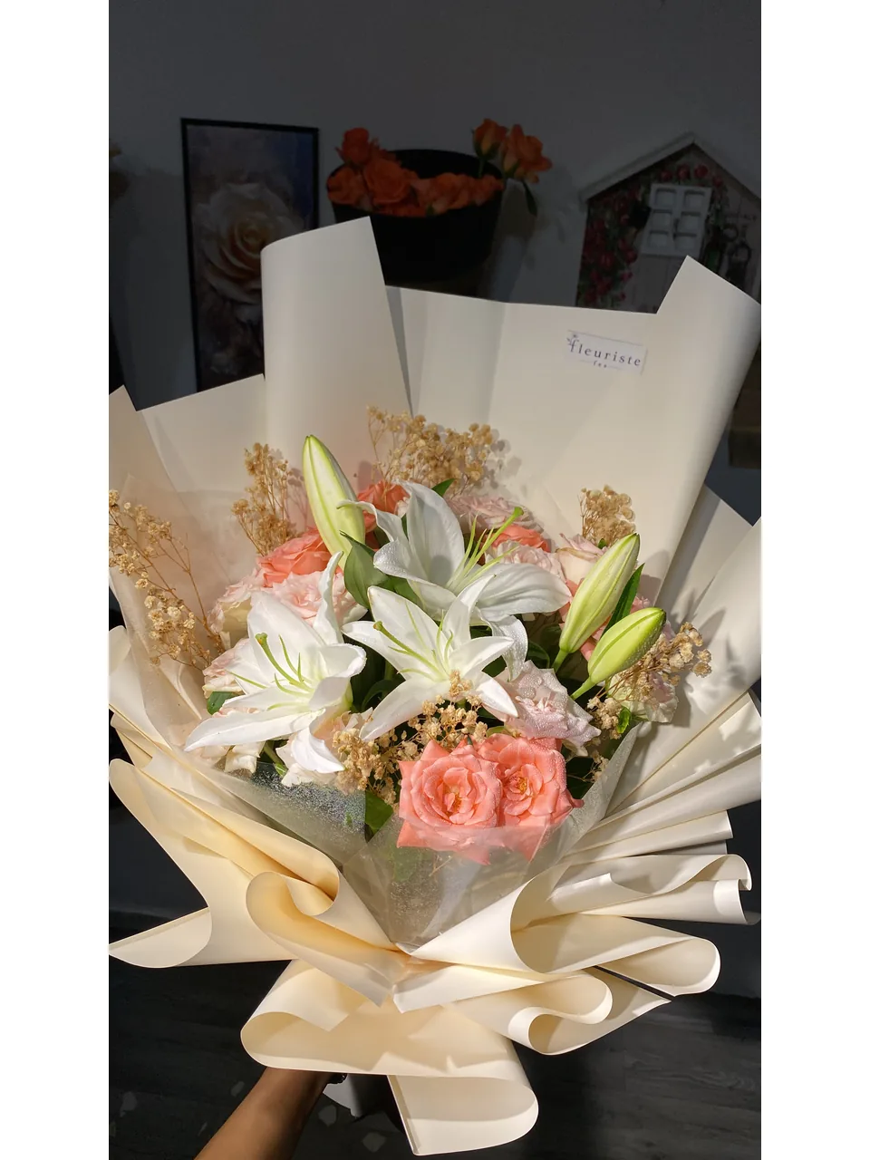 Light Lily – Bouquet de lys, vue principale, lys blancs et fleurs délicates aux tons clairs