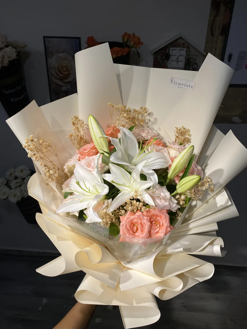 Light Lily – Bouquet de lys, vue rapprochée, lys blancs et fleurs délicates aux tons clairs