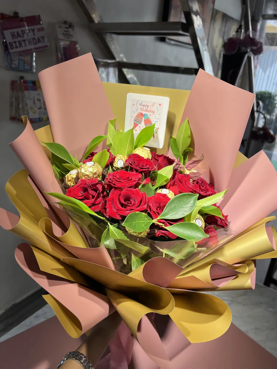 Passion Gourmande – Bouquet roses & chocolat, vue principale, fleurs rouges fraîches, feuillage vert et chocolats dorés