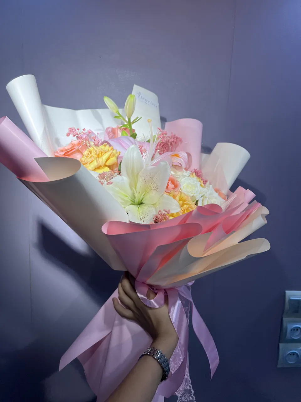 Rêve Violet – Grand bouquet violet, rose & blanc, vue principale, composition généreuse de fleurs fraîches dans un emballage blanc et violet