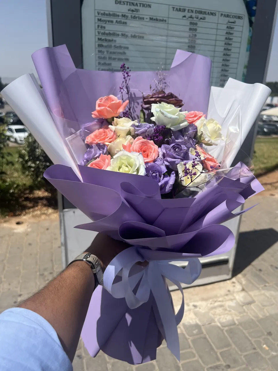 Rêve Violet – Grand bouquet violet, rose & blanc, vue rapprochée, composition généreuse de fleurs fraîches dans un emballage blanc et violet