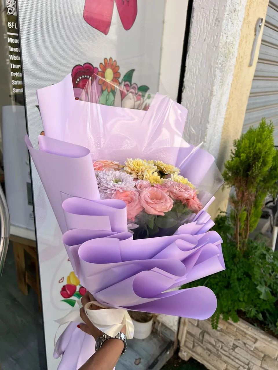 Sıfır – Bouquet pastel mauve & rose, vue rapprochée, roses et chrysanthèmes dans des tons doux