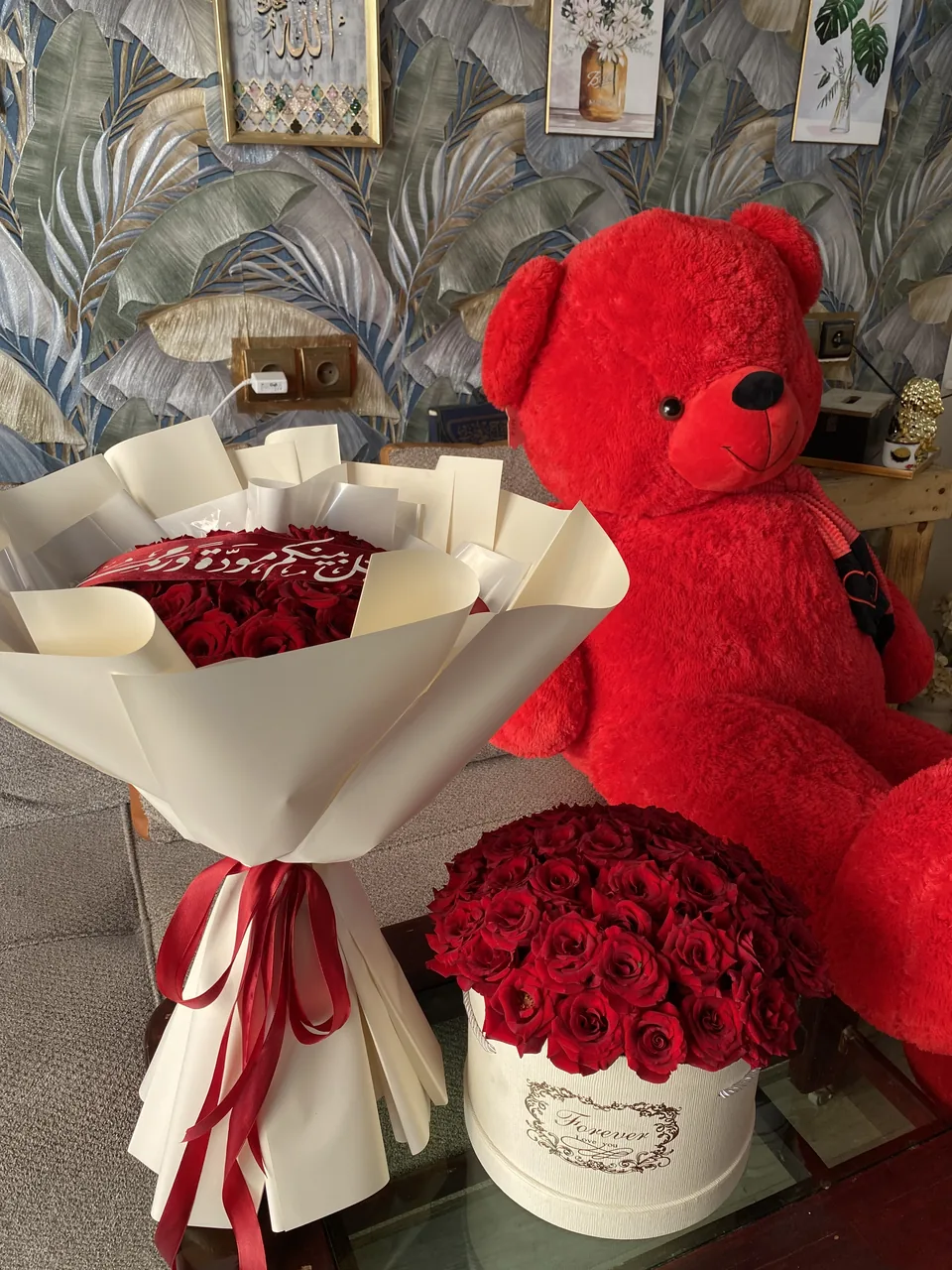 Vero Amore – Coffret floral fiançailles & mariage, vue rapprochée, roses rouges naturelles présentées en bouquet et coffrets floraux